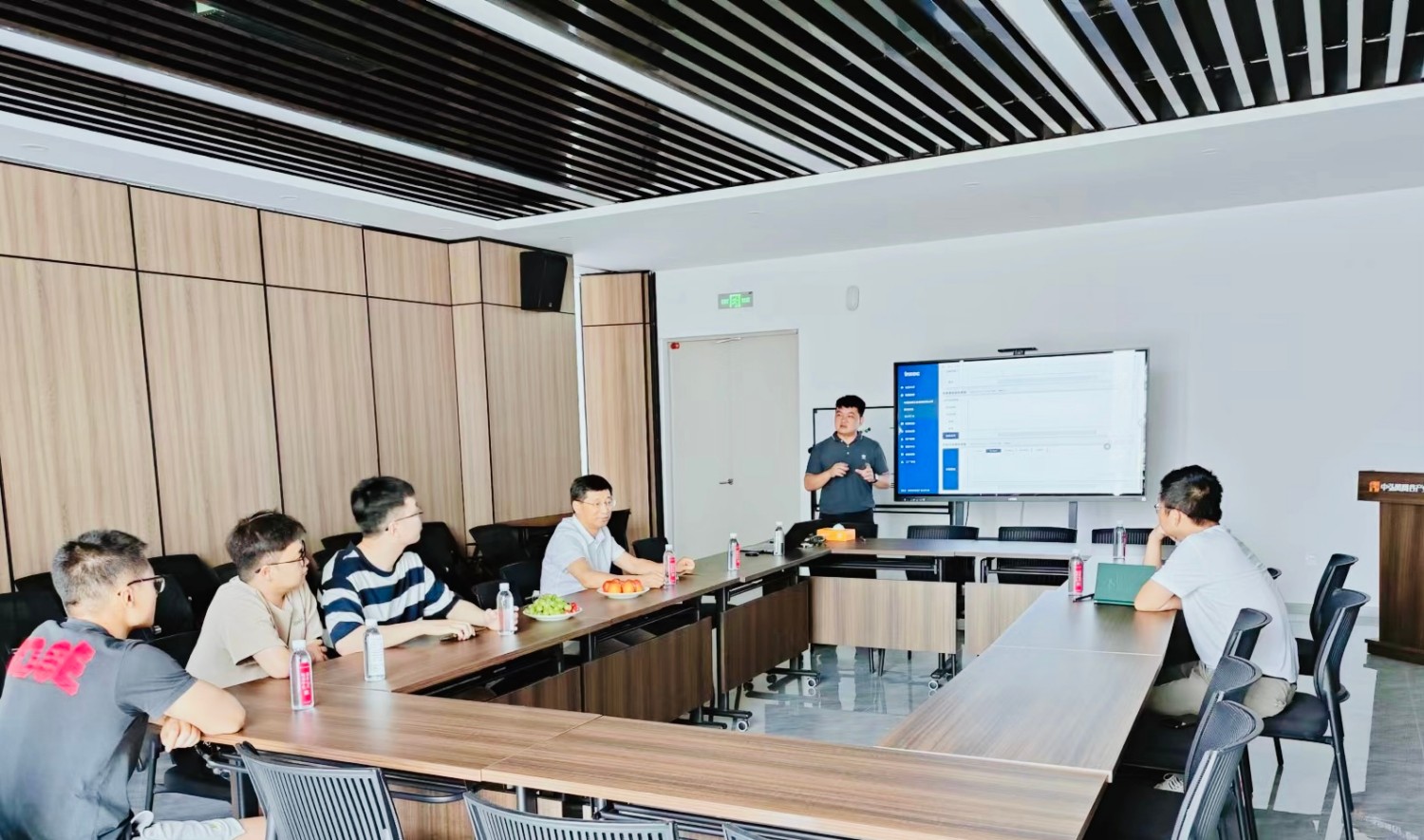 河南科技大學信息工程學院鄭副院長帶領其團隊至我司就智能潤滑數據處理開展技術合作交底會